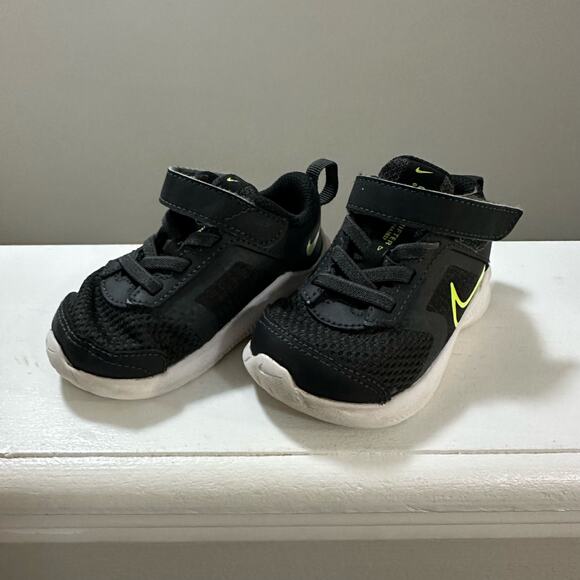 Nike Downshifter Baby Toddler Sneakers Size 5C Black White Green - Picture 1 of 8